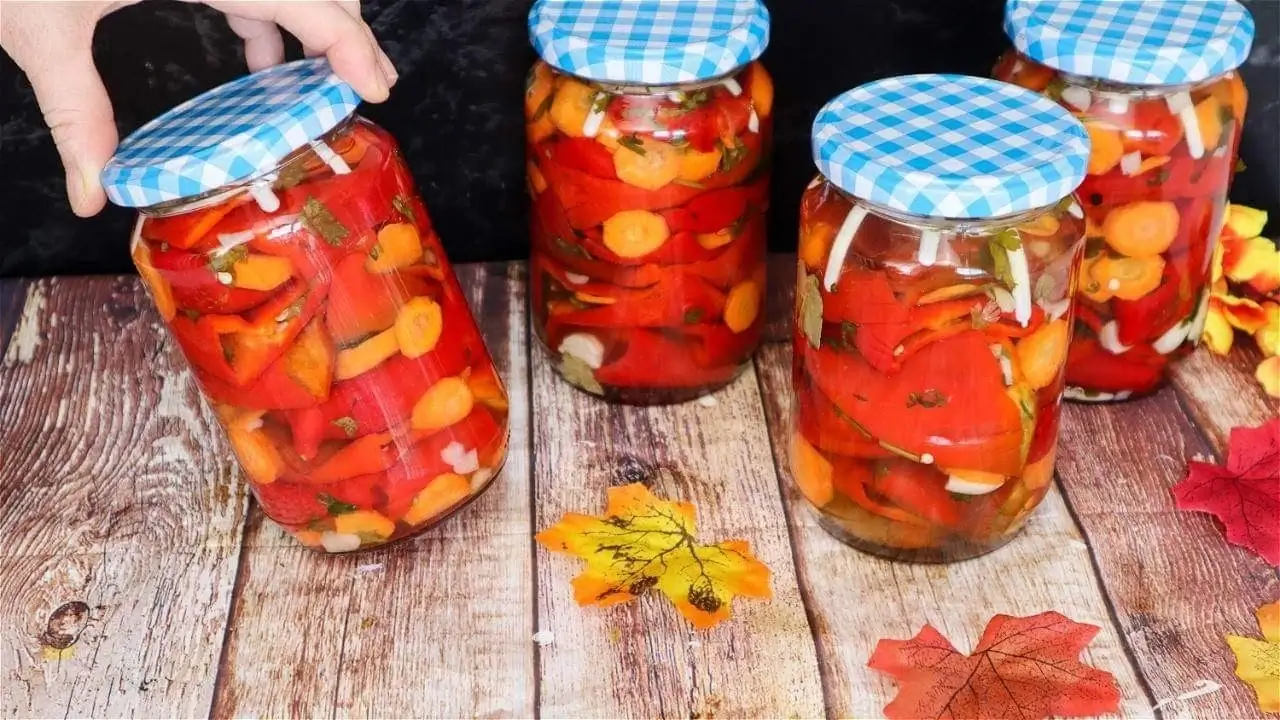 Peglana paprika domaći recept – paprika, šargarepa, beli luk, peršun